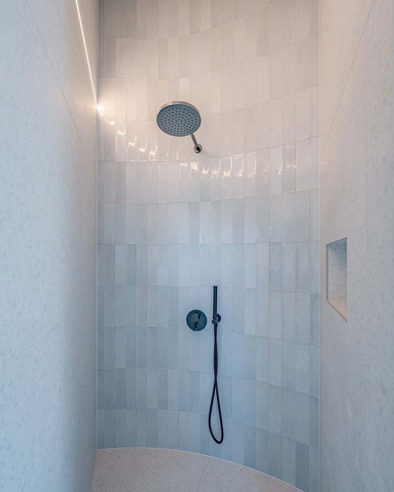 Basel, Dusche mit Wandplatten